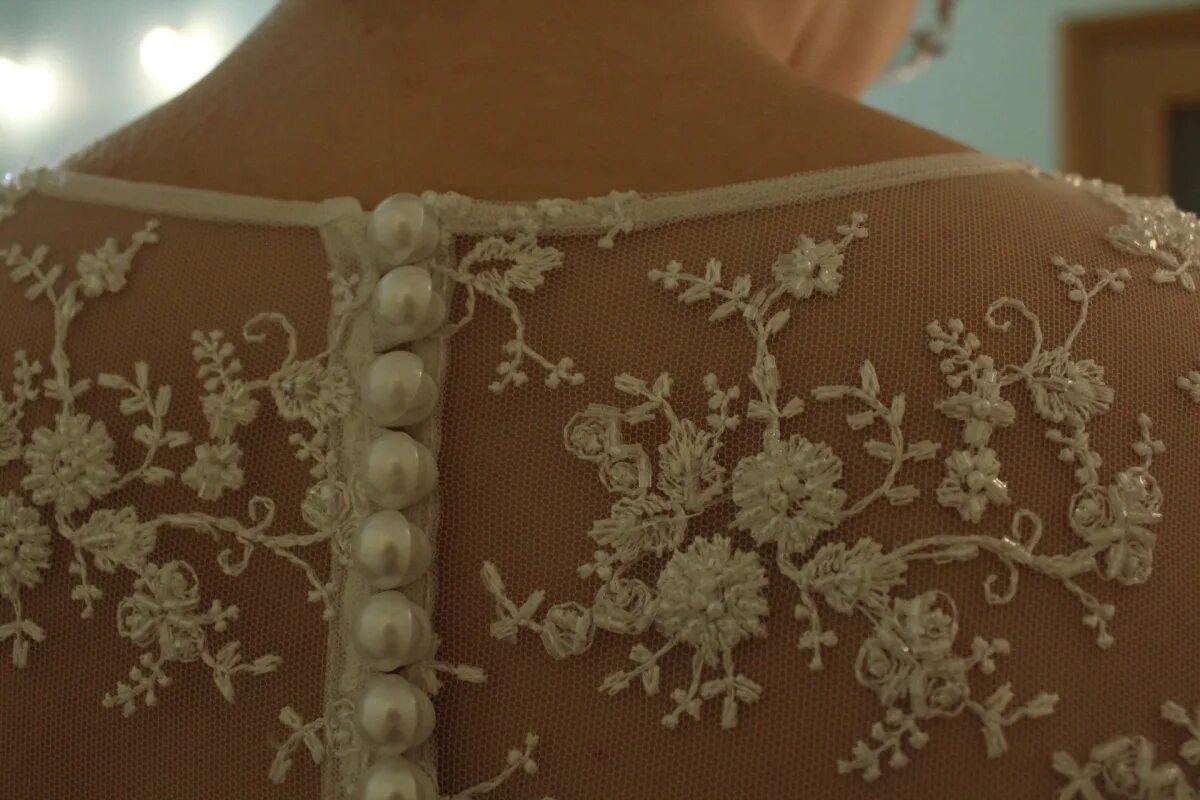 горловина обработана кружевом. как пришить силиконовую ленту к кружеву. пришить кружево. кружево на сетке. обработка горловины кружевного изделия.