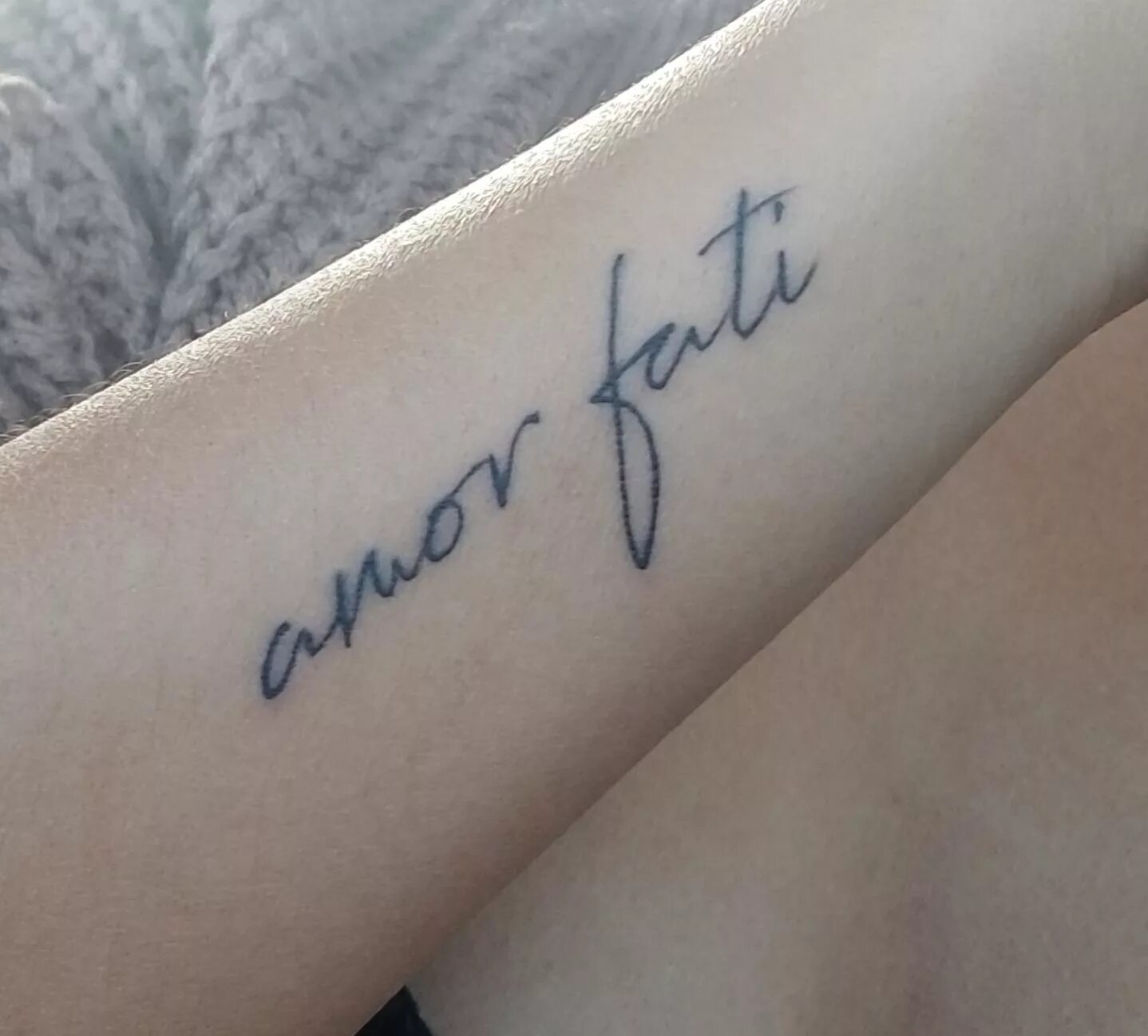 Amor fati значение. Татуировка amor. амор фати. надпись аморе тату. amor fati тату.