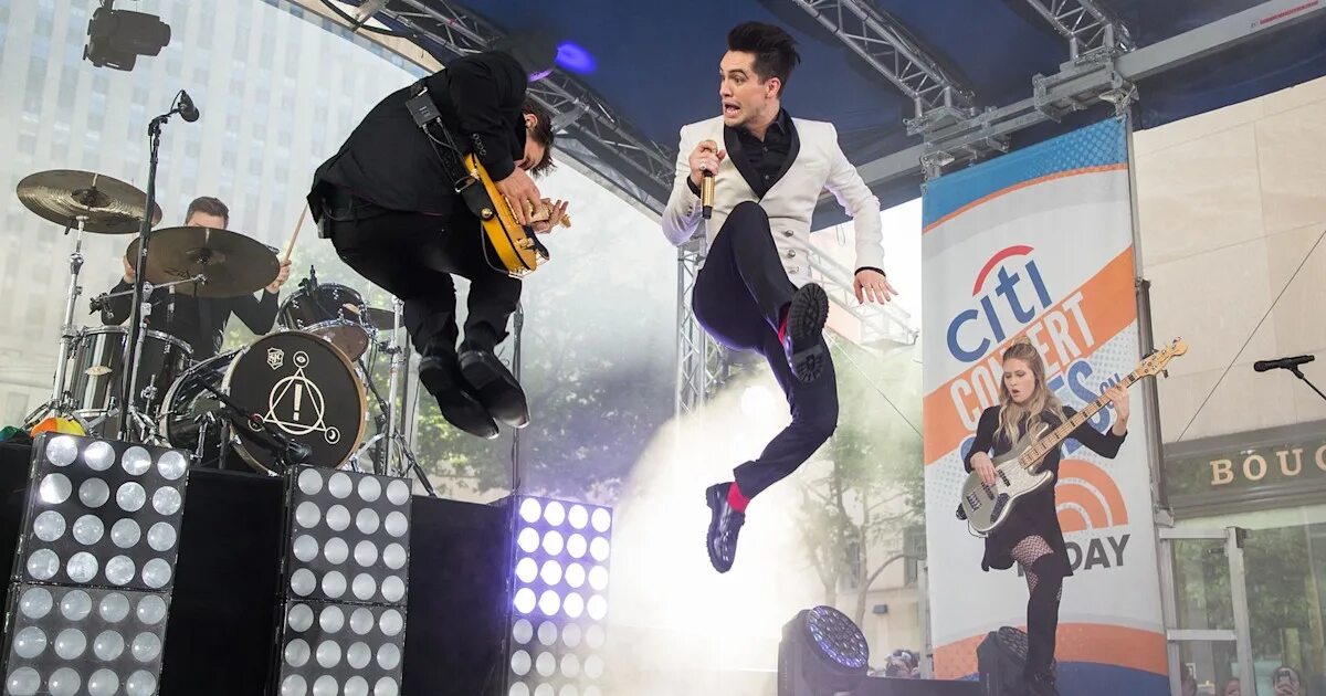 Паник эт зе диско солист. Брендон ури kinky boots. Panic at the disco группа фото. Show panic. Panic at the disco wallpaper.