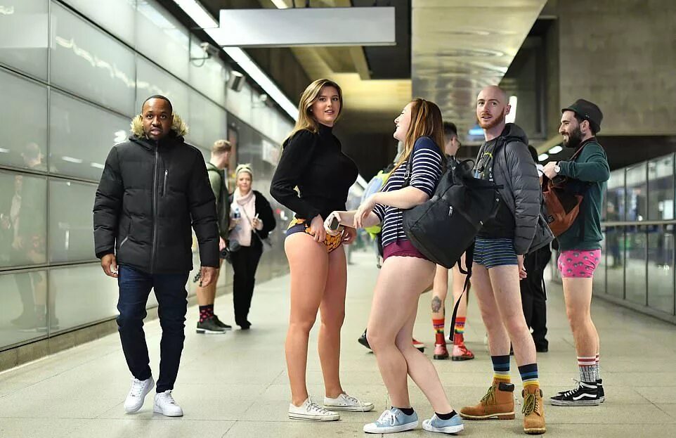 Девушка в шортах в метро. В метро без штанов. No pants subway ride москва метро. Девки без штанов. Девки без штанов.