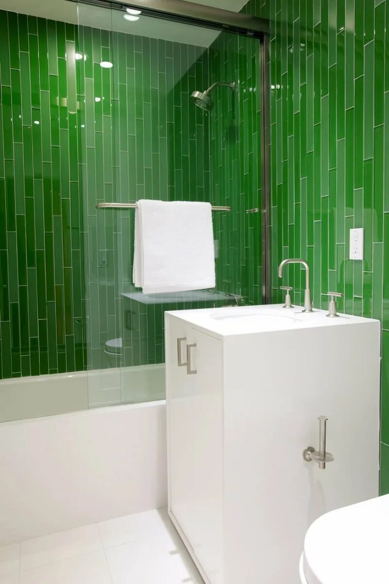 Зеленая ванна купить. Зеленая ванная. Зелёная плитка для ванной комнаты. Ванная с зеленой плиткой. Салатовая плитка для ванной.