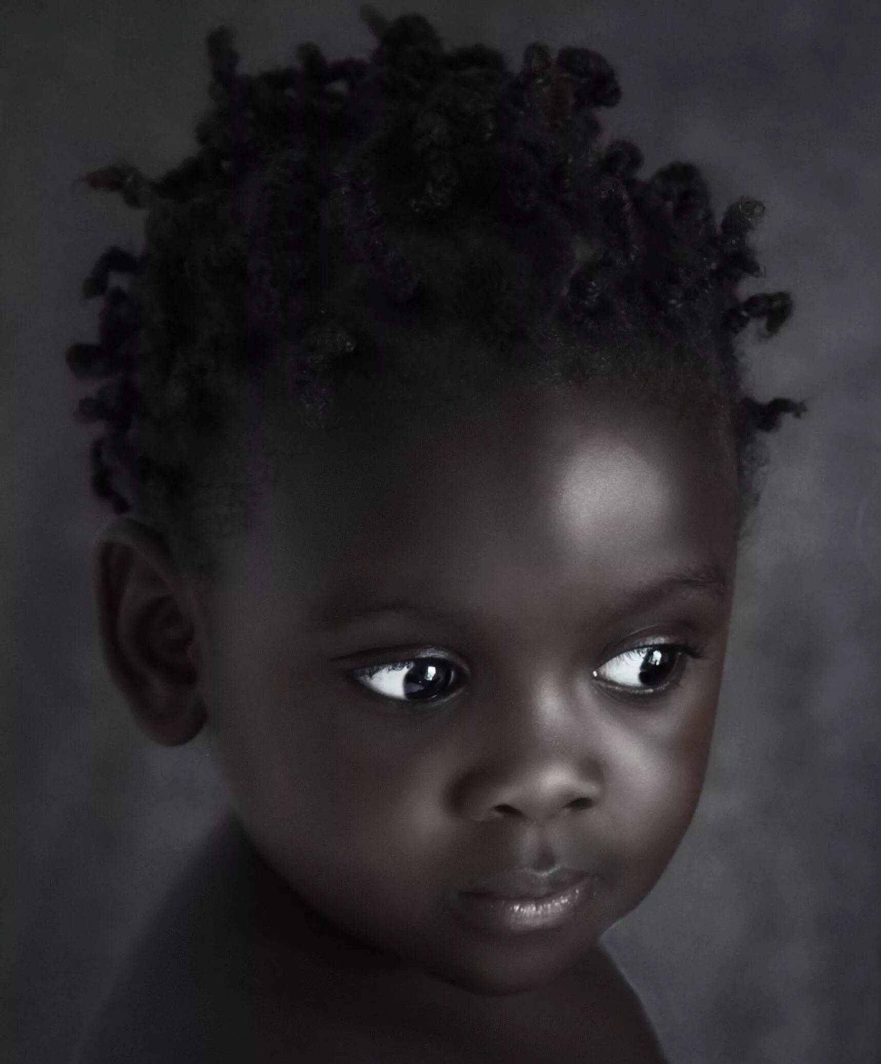 Картинки черного мальчика. Черный мальчик. Люди в черном фото. Ребенок в темноте. Чернокожий мальчик.