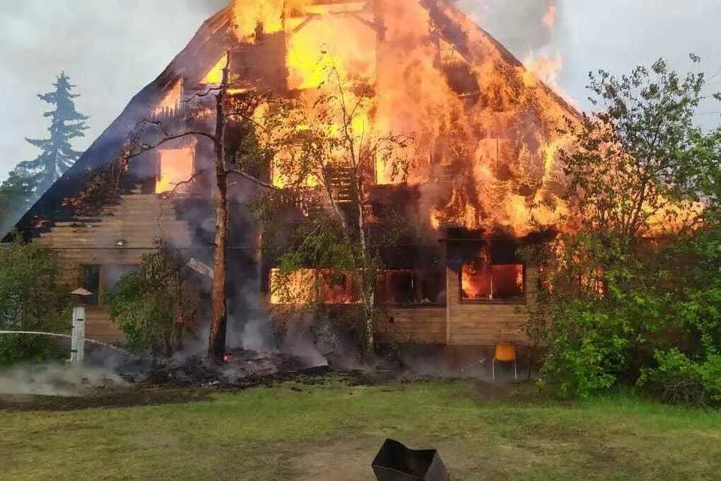 На какой улице горит дом. Пожар на Луговой Якутск. Горящий дом. Пожар в доме. Пожар в частном доме.