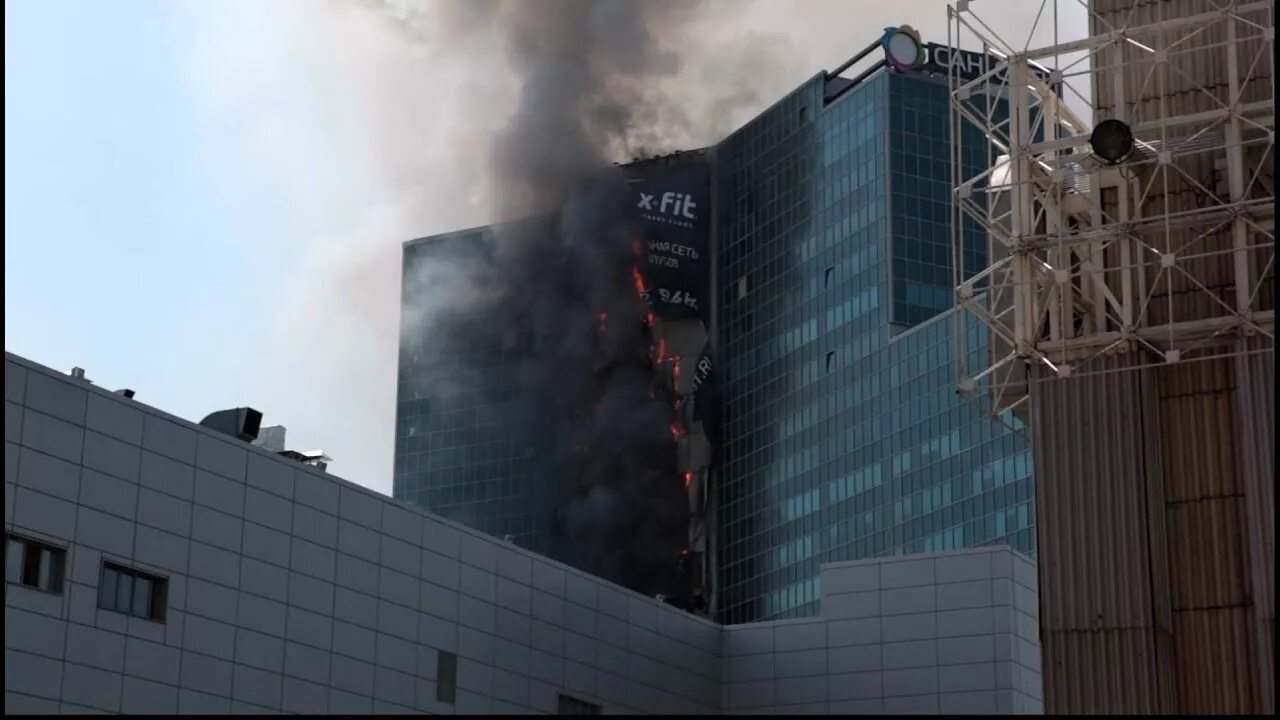 Пожар на САНСИТИ Новосибирск. Сан Сити горит в Новосибирске. ТЦ Сан Сити Новосибирск сгорел. Новосибирск Сан Сити горит здание.