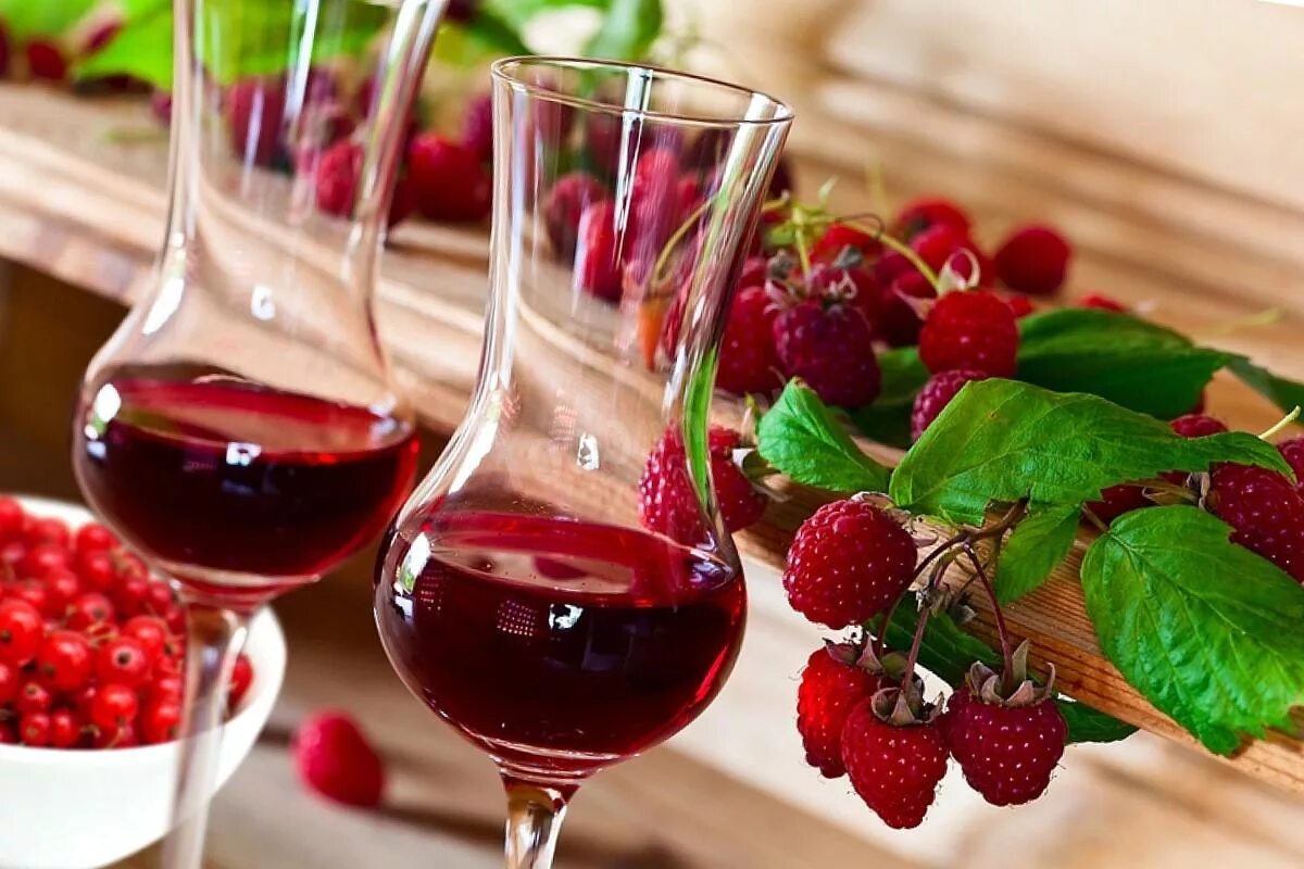 Десертное вино из винограда. Десертные вина. Красное вино. Ягодное вино. Бокал с вином.