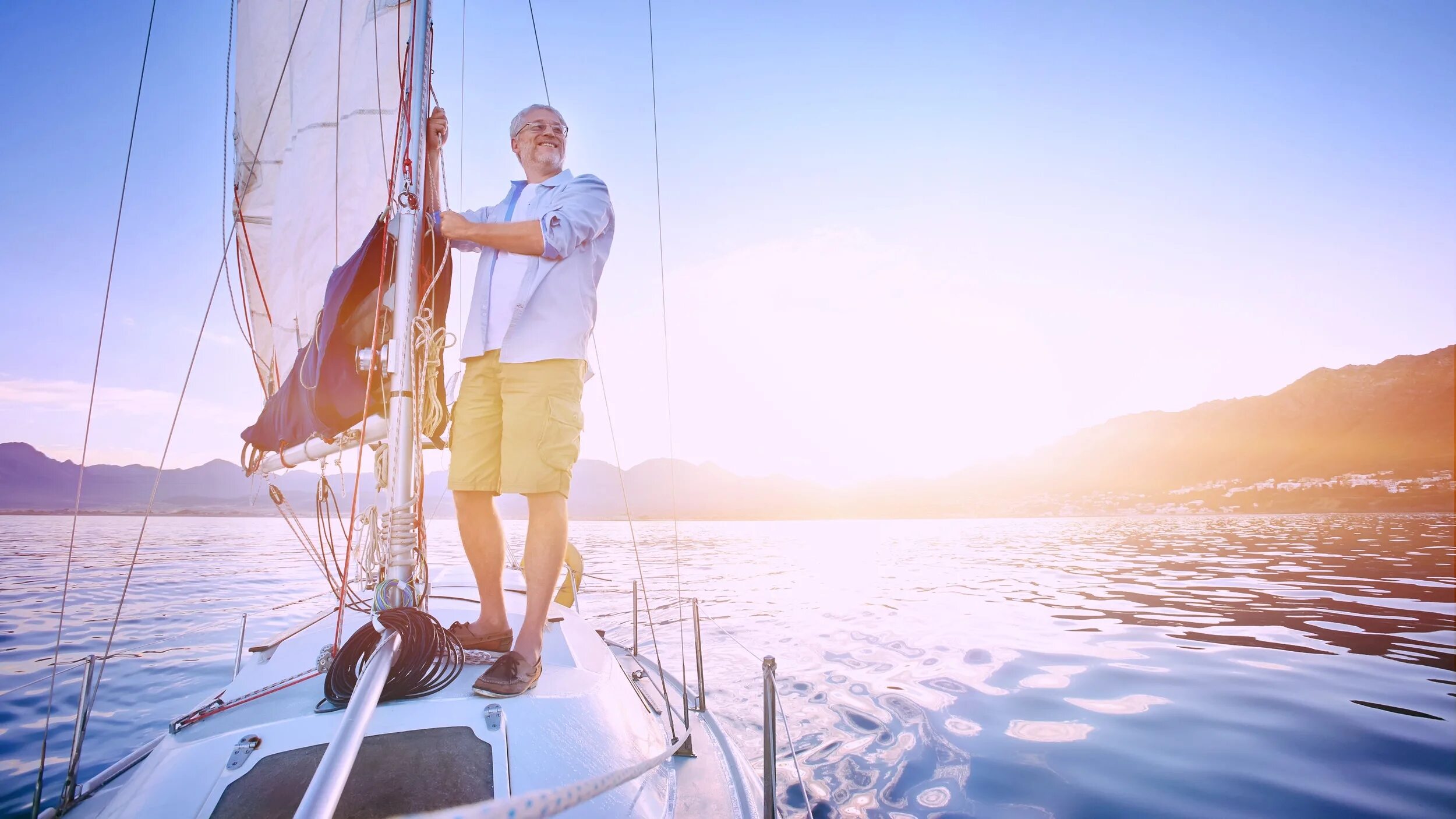 Парусный швертбот финн. He is sailing. Олимпийский парусный спорт. Парусные яхты фото высокого разрешения. Плавание под парусом.