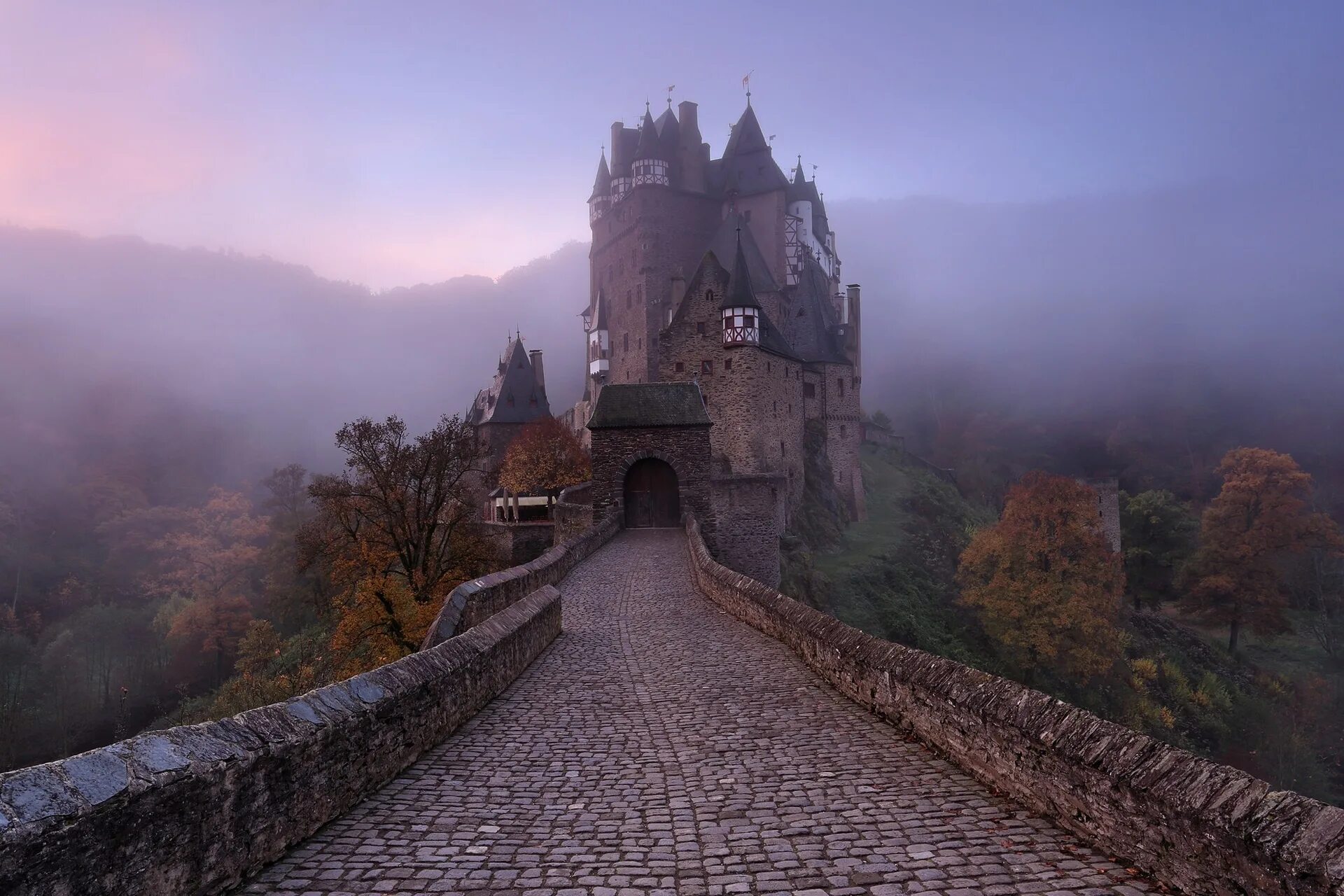 Замок на рабочий стол. Замок Эльц. Замок Эльц Германия в тумане. Замок Эльц Эстетика. Замок Эльц Рейнланд-Пфальц Германия.