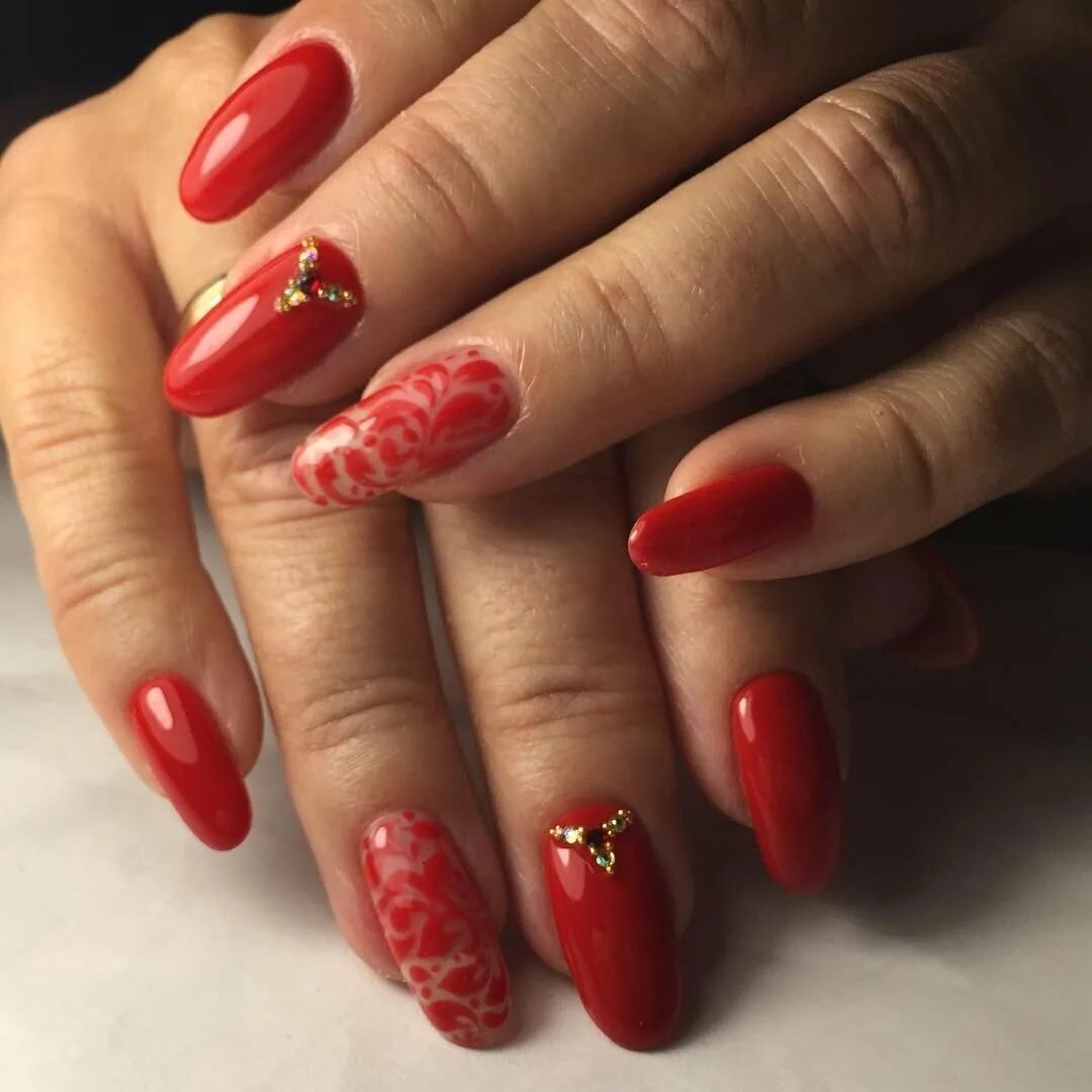 красный с маникюр белым деловой. маникюр красный с белым. красные праздничные ногти. маникюр черный с красным перчики. белое платье красные ногти.