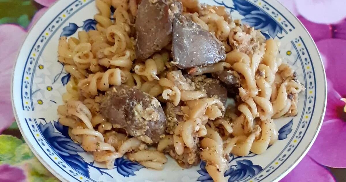 Макароны с печенкой. Спагетти с куриной печенью. Спагетти с куриной печенью. Спагетти с печенкой. Паста с говяжьей вырезкой.