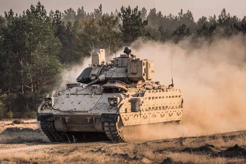 Брэдли расстреливают танк т. M 2 m 3 bradley. M3 ifv. Брэдли расстреливают танк т. Экипаж м1 абрамс.