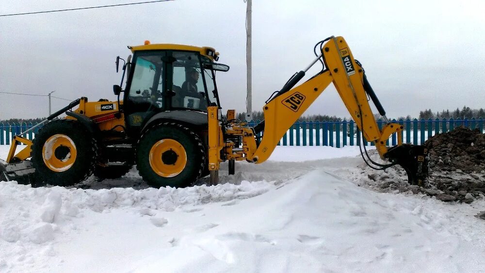 Экскаватора погрузчик нижний новгород. JCB 3cx с гидромолотом. Экскаватор JCB 4cx. Гидромолот для JCB 4cx. Экскаватор погрузчик JCB 3cx с гидромолотом.