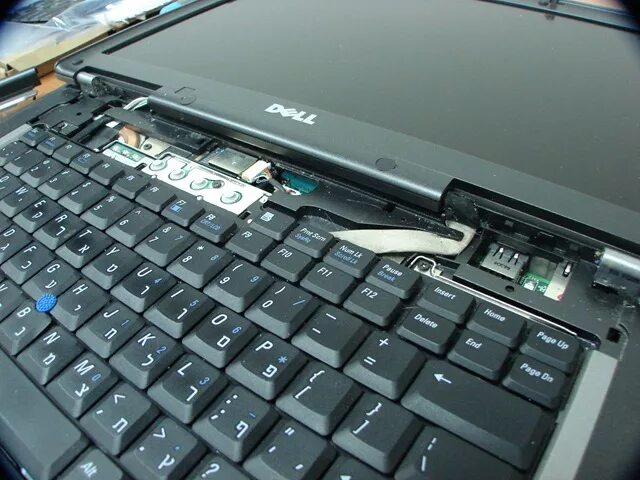Как снять клавиатуру dell. Dell 500. клавиатура ноутбука dell. ноутбук с панелью над клавиатурой. шлейф клавиатуры в dell.