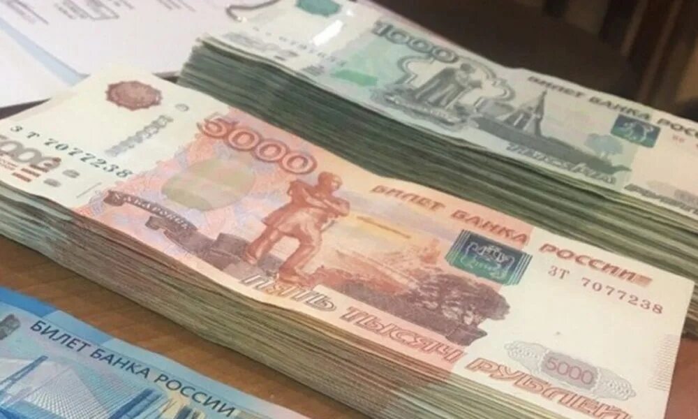 Много рублей. Стопка денег. 15 миллионов рублей наличными. 200 млн рублей. Более 1 миллиона рублей.