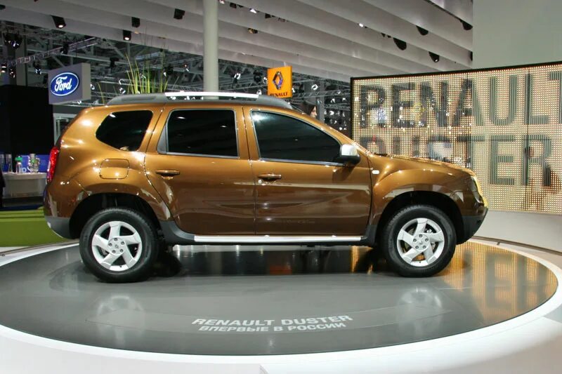 Renault duster 2016 синий. Автосалоны дастер. Renault duster 2018. Рено дастер 2021. Рено дастер рестайлинг 2018.