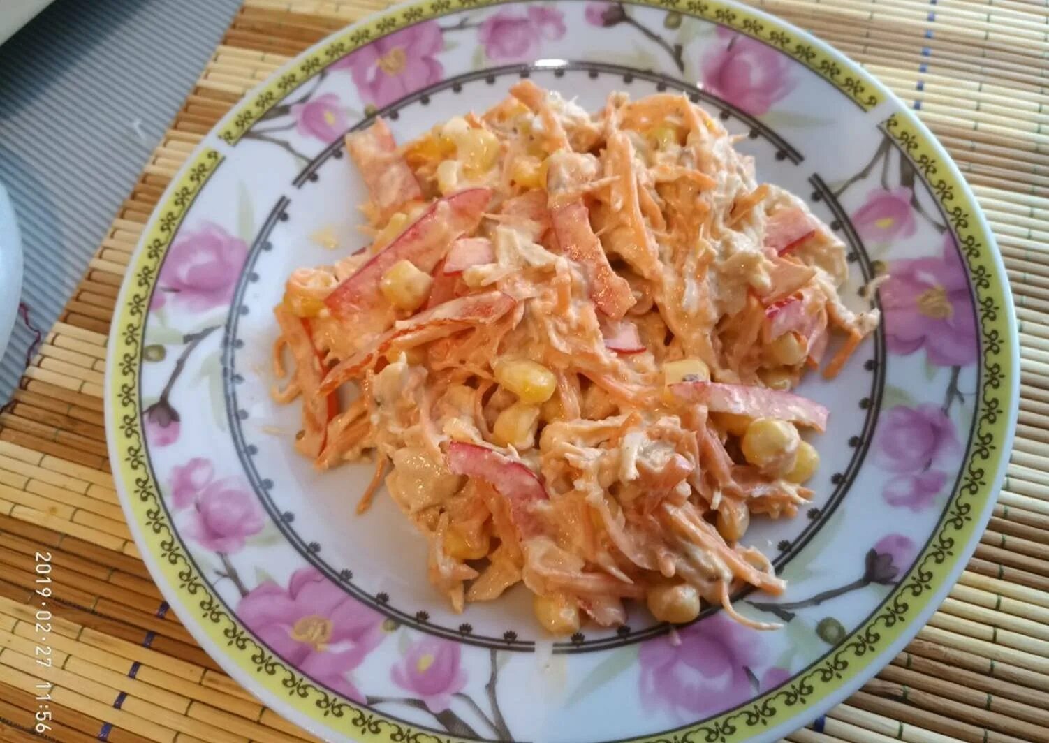 Салат с корейской морковью и курицей и болгарским перцем и кукурузой. Корейская морковь и куриная грудка салат. Салат с куриной грудкой и корейской морковью