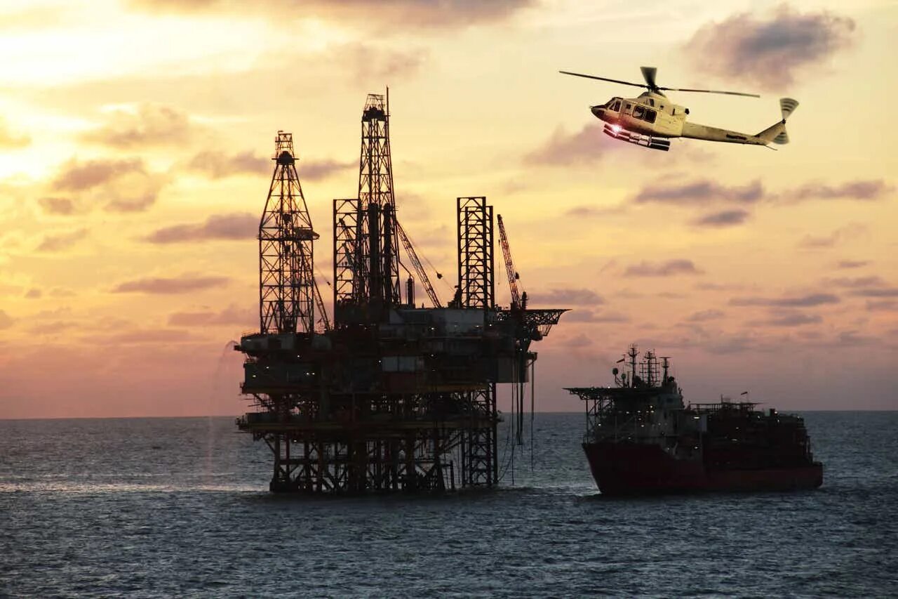 Oil rig перевод. Oil rig перевод. Нефтедобывающая морская платформа хайберния. Газовым вышка силуэт. Exxon offshore.