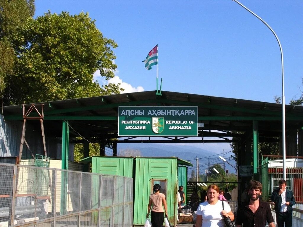 Таможня граница Абхазия Адлер. Граница таможня Россия Абхазия. Граница с Абхазией таможенник. Таможня на границе с Абхазией. Абхазия выезд за границу