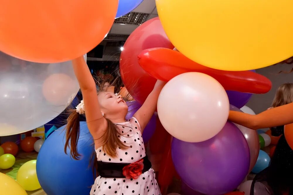 Дети с воздушными шариками. Шоу с воздушными шарами для детей. Конкурсы с воздушными шарами. Шоу с шарами для детей.