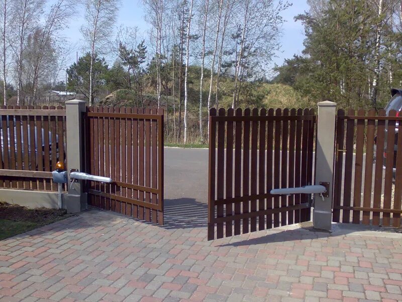 Ворота распашные дачу установкой. Калитка дорхан с евроштакетником. ворота распашные из профтрубы 40*40 с евро штакетником. ворота распашные евроштакетник автоматические. ворота из евроштакетника и поликарбоната.