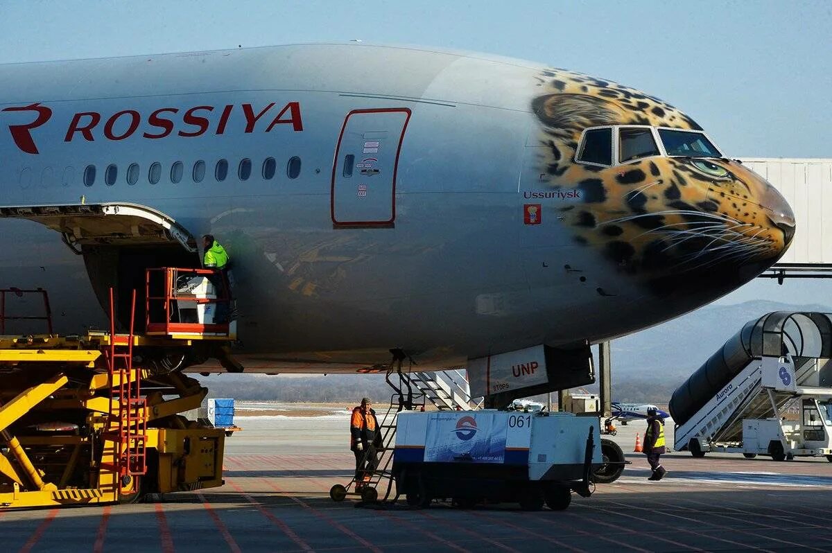 Боинг 747 авиакомпания Россия. Самолет авиакомпании Россия Боинг 747. Боинг 777 Россия леопард. Боинг 747 во Владивостоке.