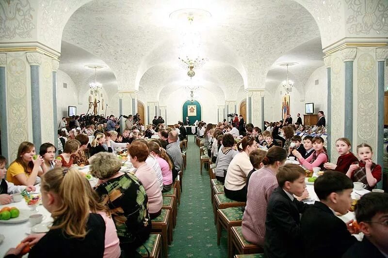 Трапезная храма христа спасителя. Трапезная в храме христа спасителя в москве. трапезные палаты ресторан храм христа спасителя. храм христа спасителя банкетный зал. сергиевский зал христа спасителя.