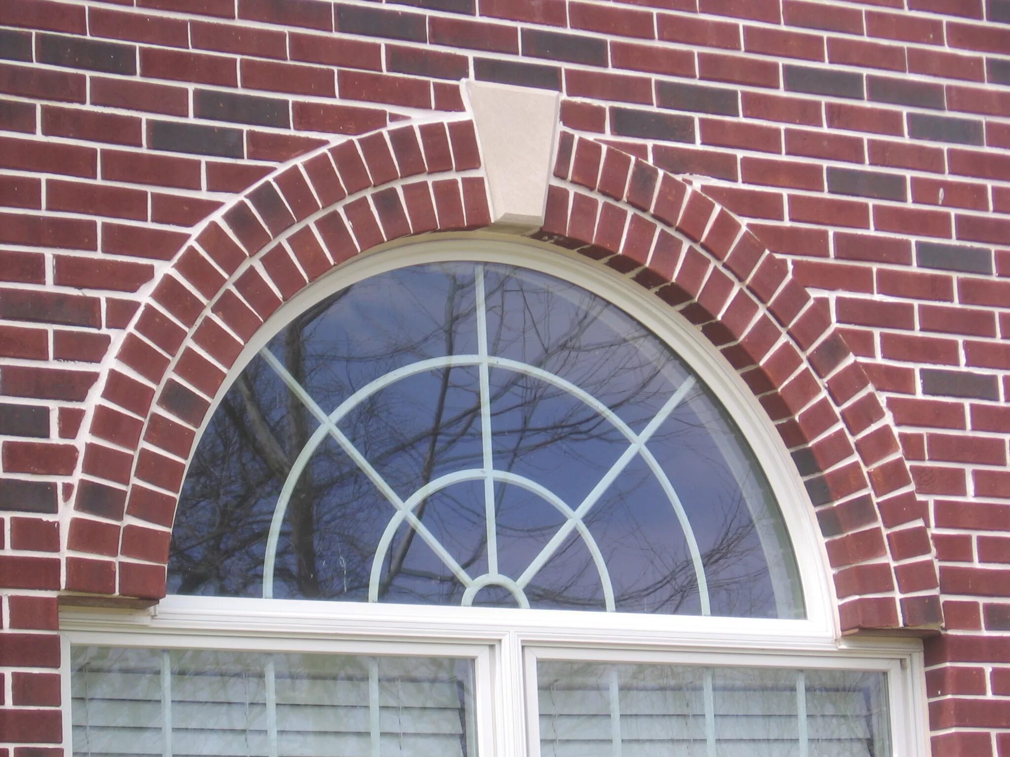 арка над окном. арочные окна в интерьере. арочные окна в интерьере. панорамные полукруглые окна. клинчатая перемычка из кирпича.