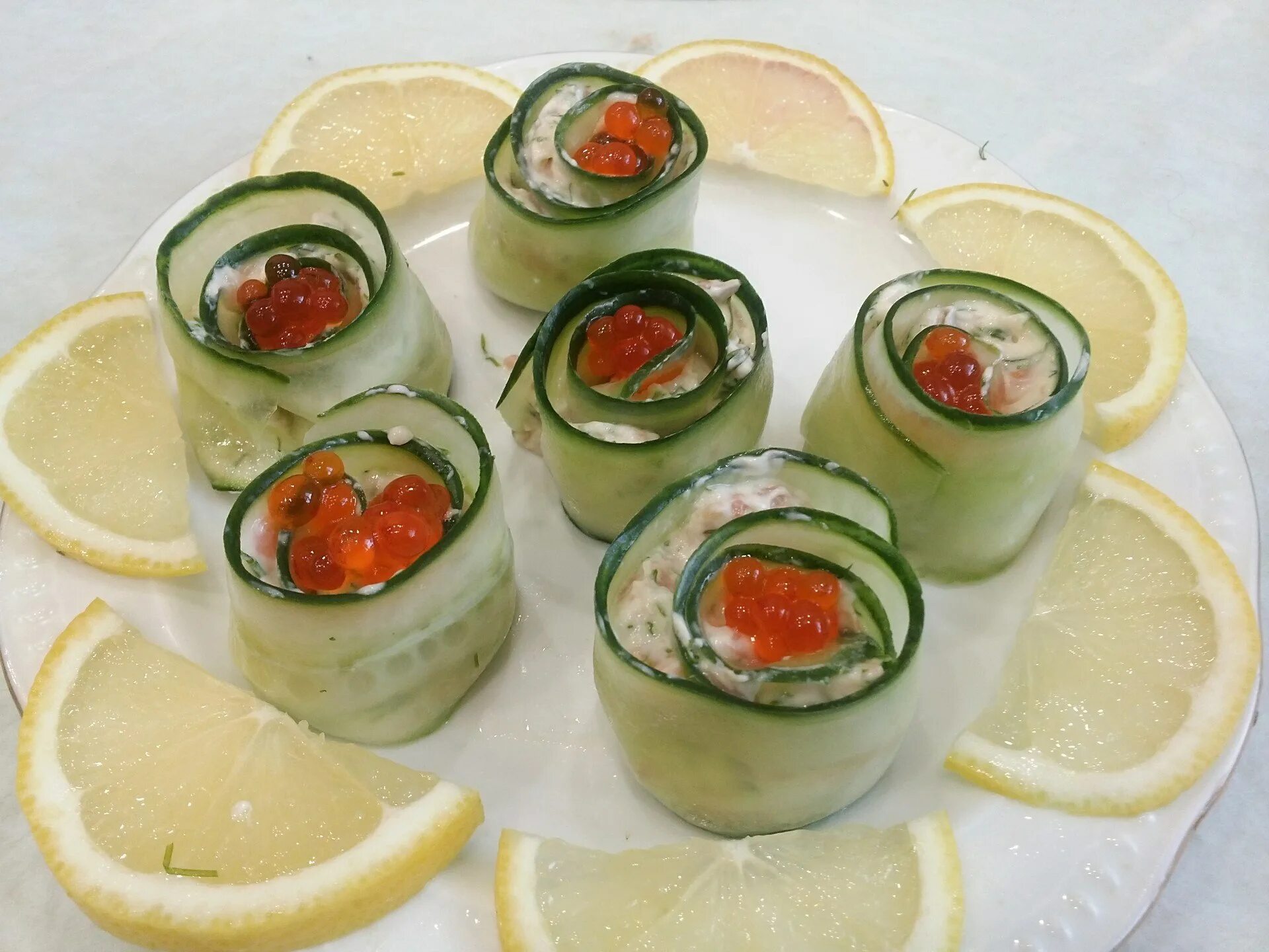 Красивая закуска из красной рыбы. Закуска с огурцом. Закуска огурец с красной рыбой. Закуска огурец с красной рыбой. Канапе с лососем и сливочным сыром.