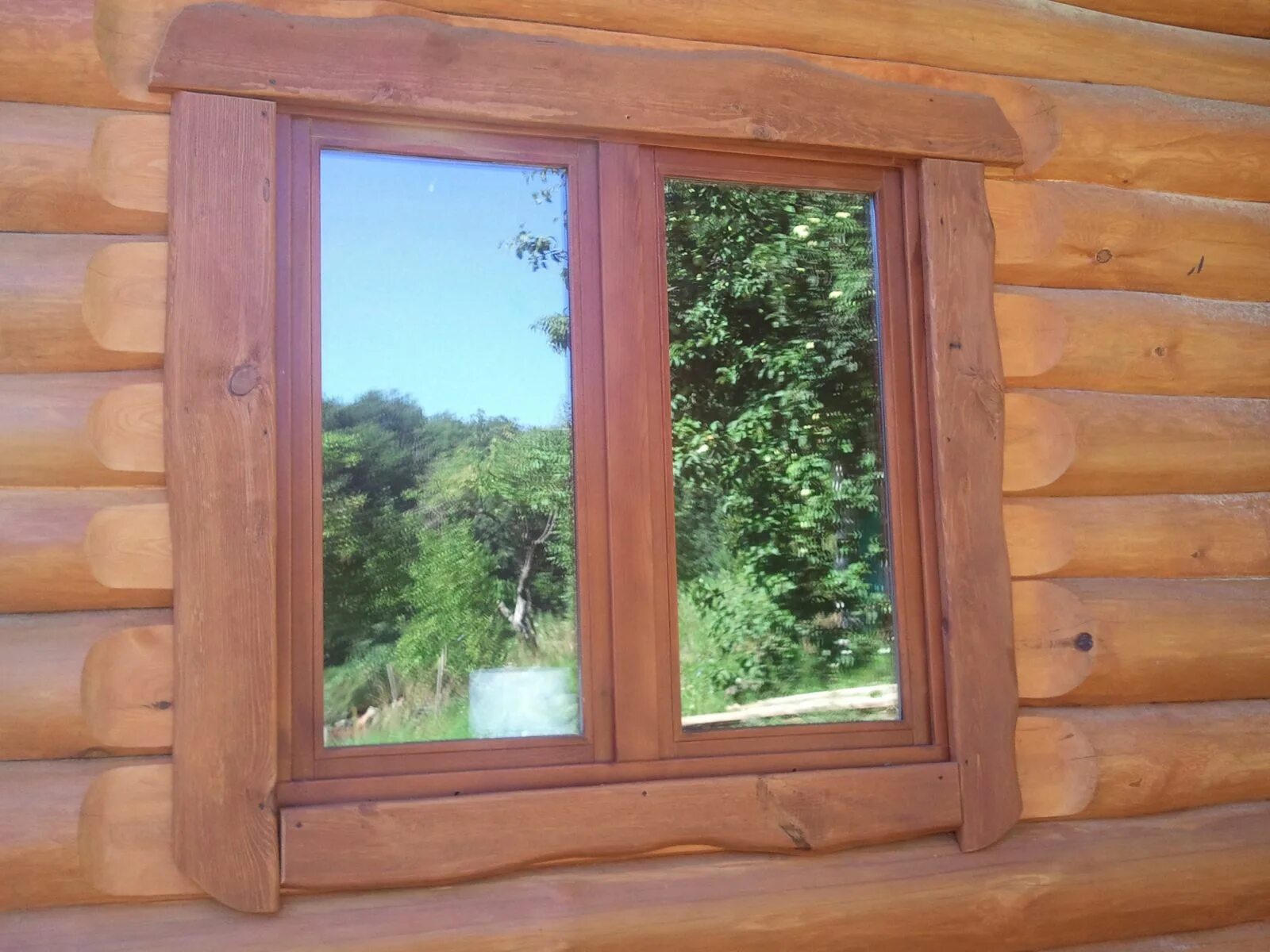 Купить окна в деревянный дом. Наличники на окна. Окна в деревянном доме. Наличники в деревянном доме. Деревянные окна в деревянном доме.