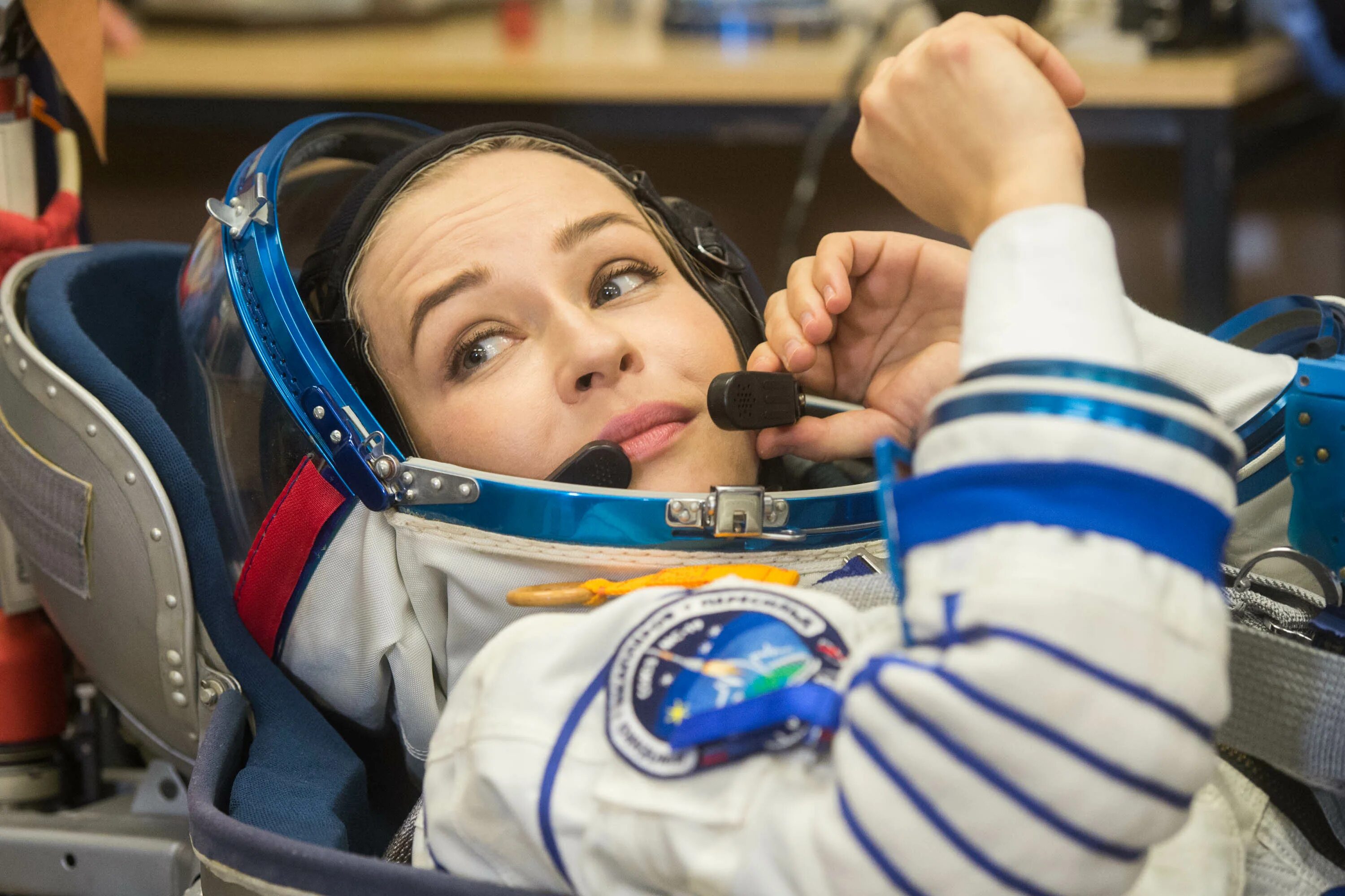 юлия пересильд в космосе. юлия пересильд в космосе. союз мс-19 юлия пересильд. съемки фильма вызов 2023 в космосе. юлия пересильд полет в космос.