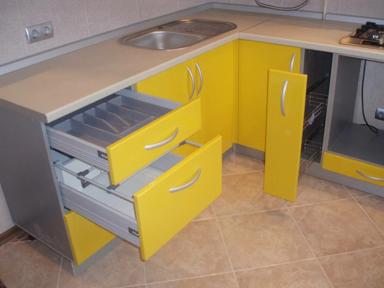Кухни нижний б у. Кухонный шкаф. Угловой ящик для кухни. Угловой выдвижной ящик для кухни. Кухонный гарнитур с выдвижными ящиками.