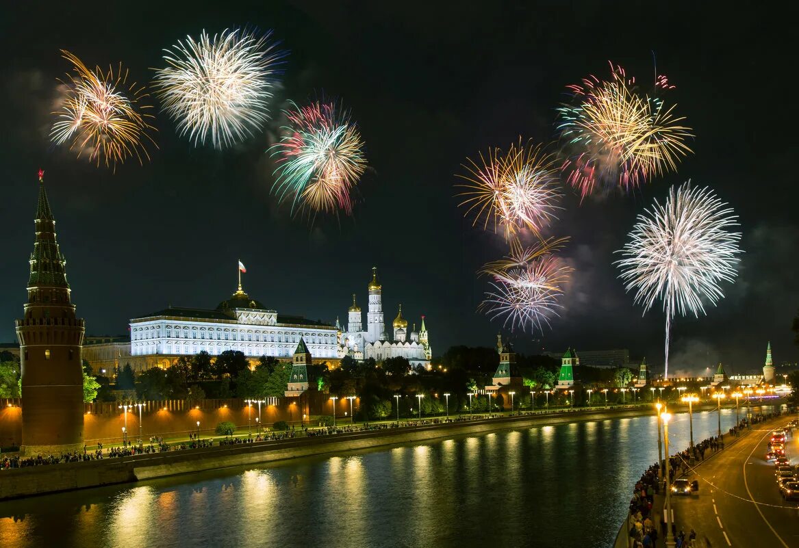 Сутки москва. Москва Кремль салют. Праздничный салют в Москве. День города Москва салют. Салют Москва набережная.