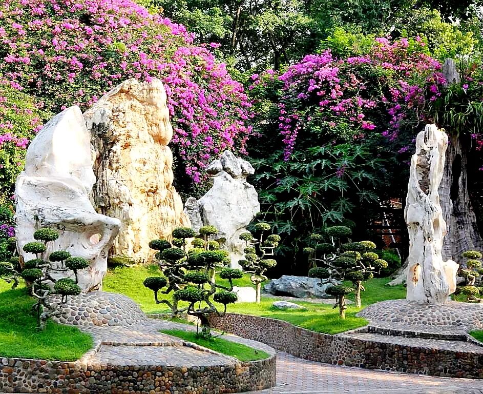 Stone park. Сад миллионолетних камней Паттайя. Парк миллионолетних камней в Паттайе. Парк миллионолетних камней и крокодиловая ферма. Парк миллионолетних камней (the million years Stone Park).