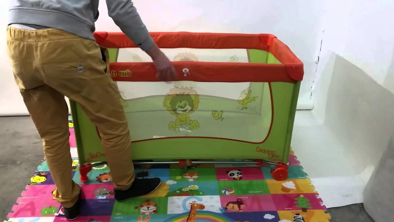 Манеж видео. Манеж jetem lion cub. lion cub манеж. манеж кровать lion cub. сборка кроватки манеж jetem.