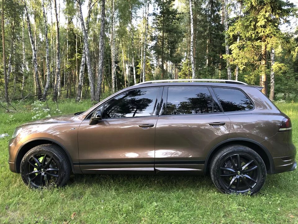 Какие диски на туарег. Touareg nf. vw touareg nf коричневый. коричневый туарег r21. коричневый туарег антихром.