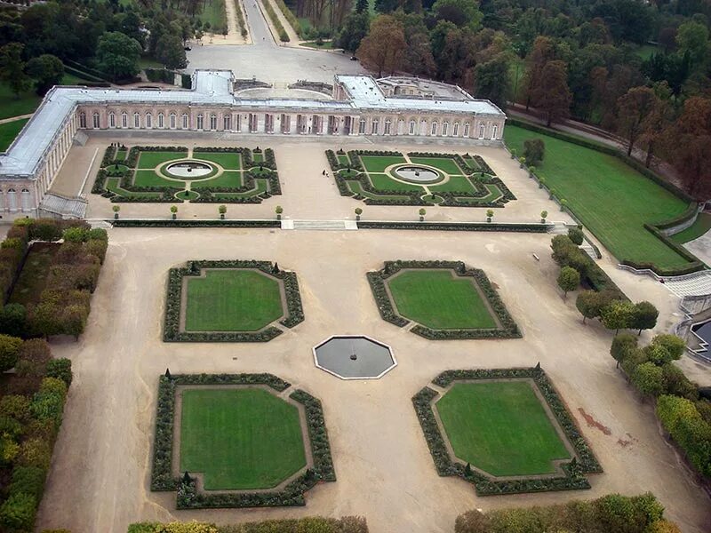 Трианон версаль. Трианон парк Венгрия. Grand Trianon Versailles. Большой Трианон в Версале. Большой Трианон в Версале план.