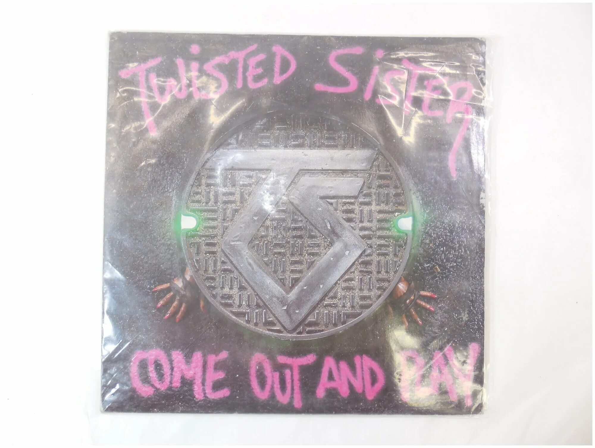 Twisted sister 1985 come out and play. Come out and play twisted sister. Twisted sister come out and. Группа твистед систер плакаты. Twisted sister come out and.