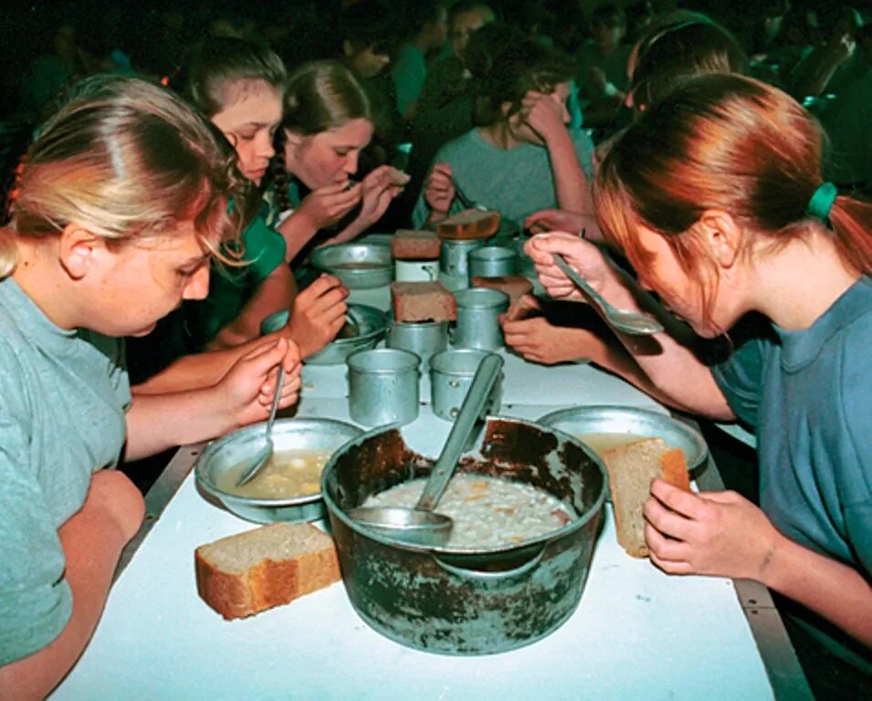 Сколько женщин сидит в тюрьмах россии. Еда в женской колонии. Столовая в женской колонии. Девушки на зоне. Баланда в тюрьме.
