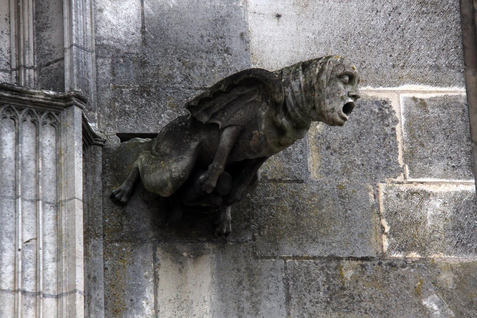Горгулья минимализм. Горгоны и гаргульи. Плач гаргульи. Крест гаргульи. Собор парижской богоматери гаргульи.