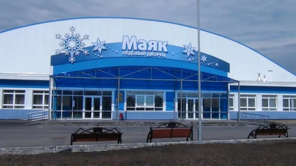Песошин в Алексеевском районе вручил ключи новоселам и открыл ледовый дворец