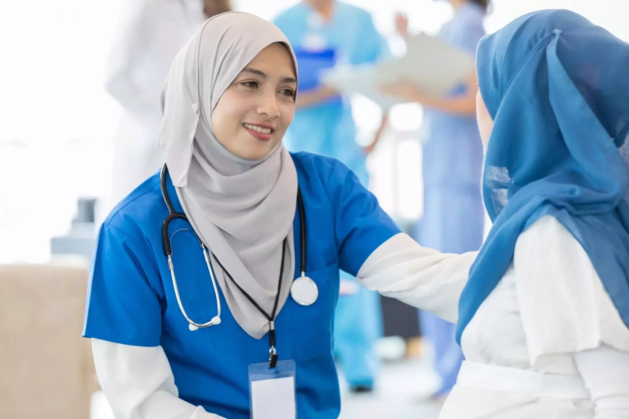 Катар медицина. Мусульманские медсестры. Мусульманки в медицине. Мусульманка врач. Женщина в хиджабе доктор.