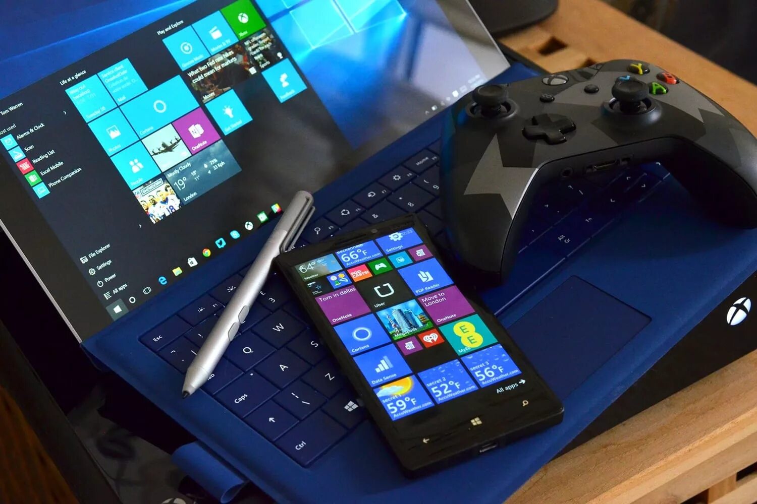 Windows 10 mobile на компьютер. Компьютерные гаджеты. компьютер и смартфон. гаджеты для компьютера. майкрософт.