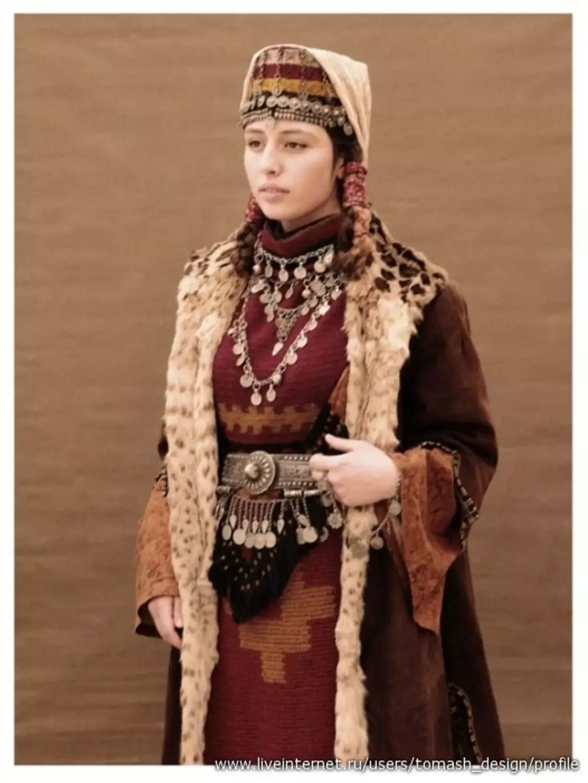 Тараз армянский национальный костюм. Армянский костюм Сюник. Армянский костюм архалух. Армянский древний национальный костюм Тараз. Женщины ханы