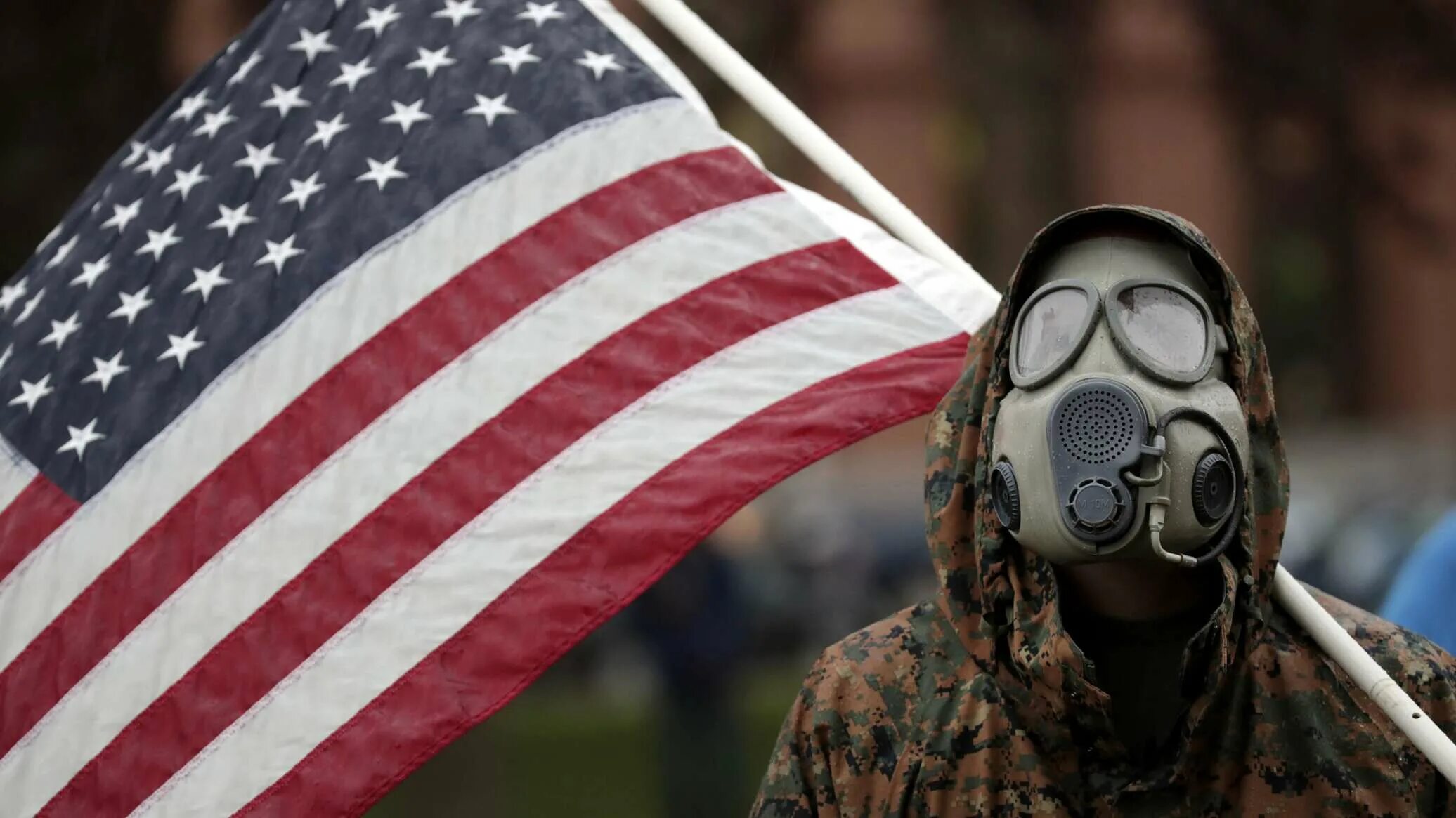 Вирус сша сегодня. Американцы в противогазах. американец с флагом. сша люди. человек америка.