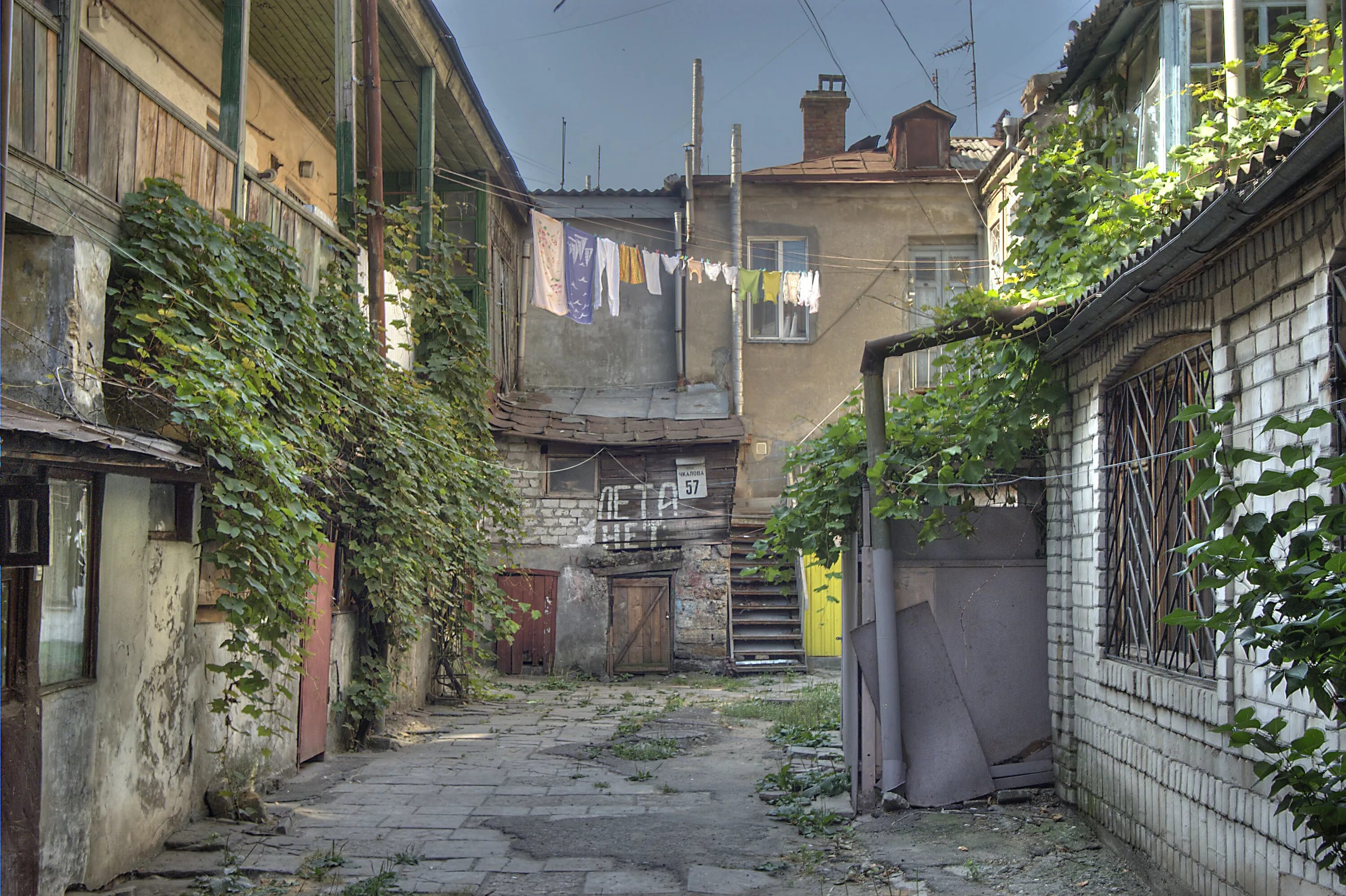 Рязань сад улица пожалостина. Провинциальные города россии. Провинциальный дворик. Москва улицы дворы. Город со старыми домами.
