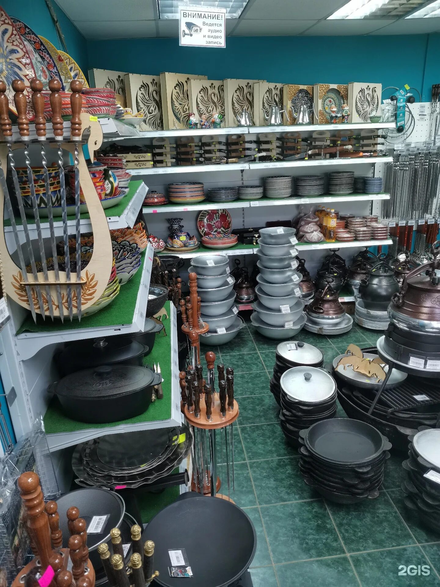 магазин казанов. казан чугунный узбекский много. хранение казанов. магазин казанов. садовод казаны.