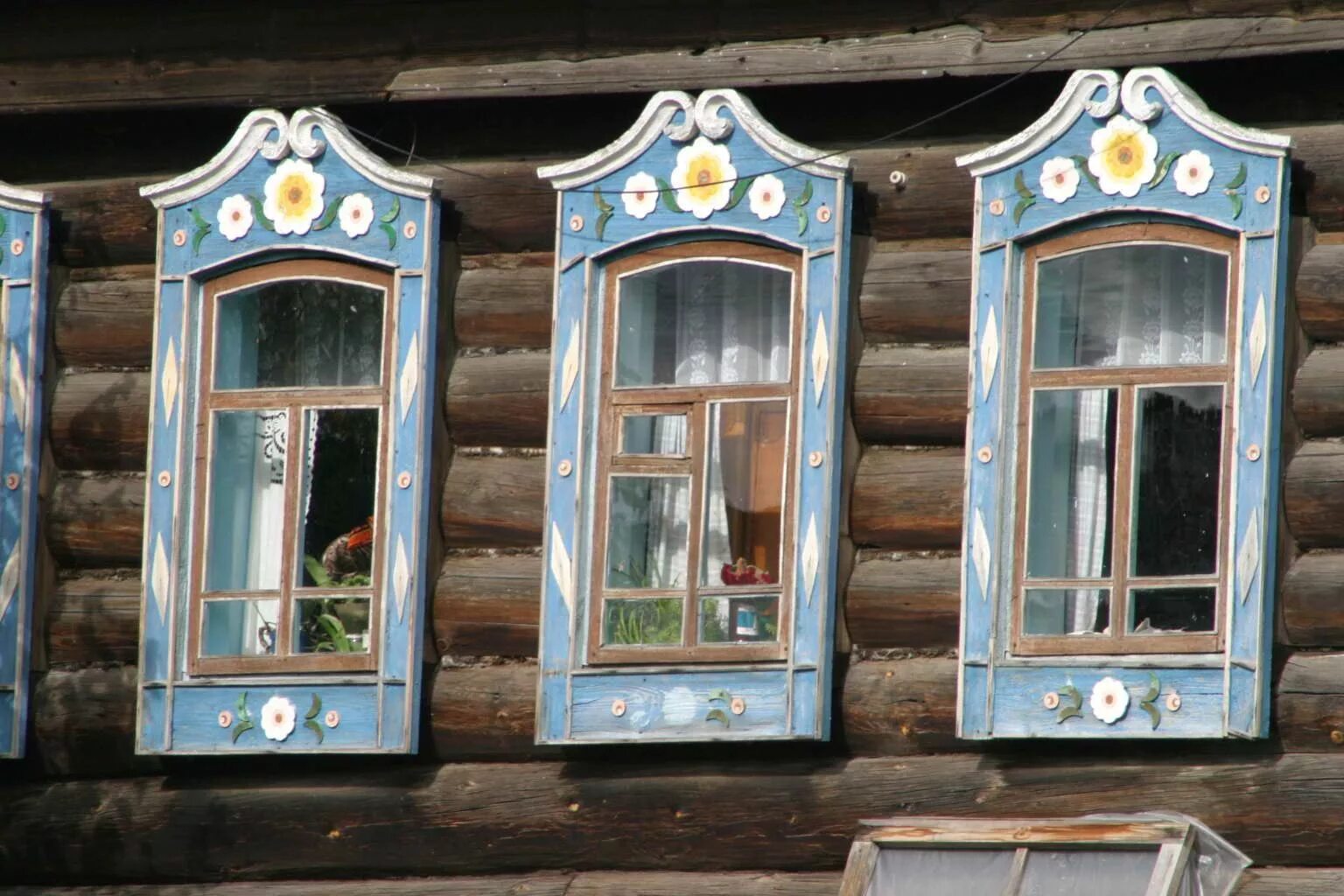 Ставни в старину. Старинные окна. Расписные наличники на окна. Кижи наличники. Двери в деревенском стиле.