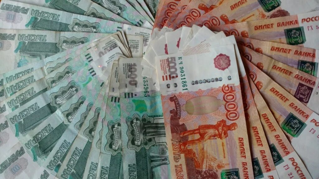 77 тысяч рублей. Сто тысяч рублей в месяц. 200 тысяч рублей в месяц. 400 тысяч рублей. зарплата 100 тысяч рублей в месяц.