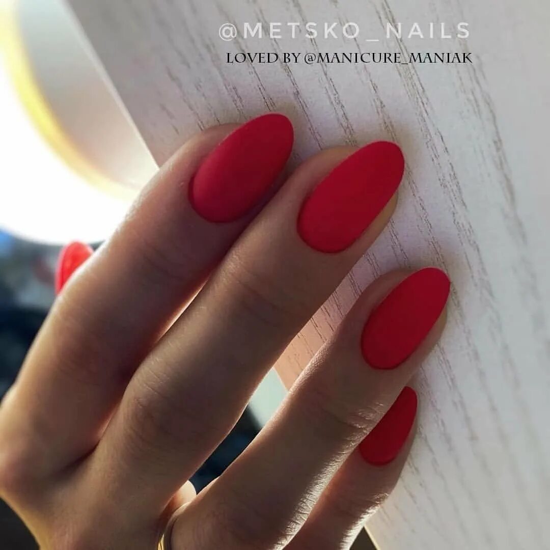 Маникюр на миндальные ногти красный. Красный маникюр миндаль. Маникюр красный матовый миндаль. Красные матовые ногти. Красный миндаль 2022.