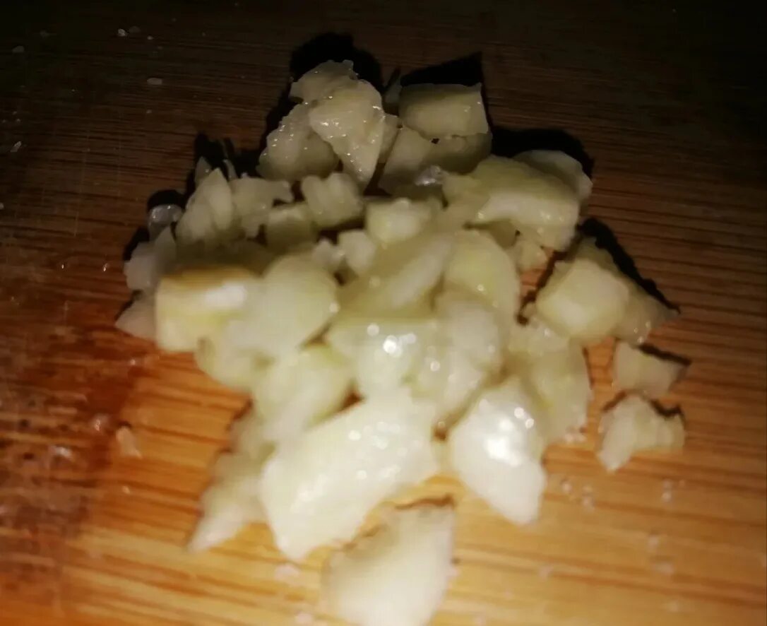 Соленый чеснок зубчиками. Порезать чеснок дольками. дольки чеснока порезанные мелко. солёный чеснок зубчиками давленный. чеснок нарезанный ломтиками.