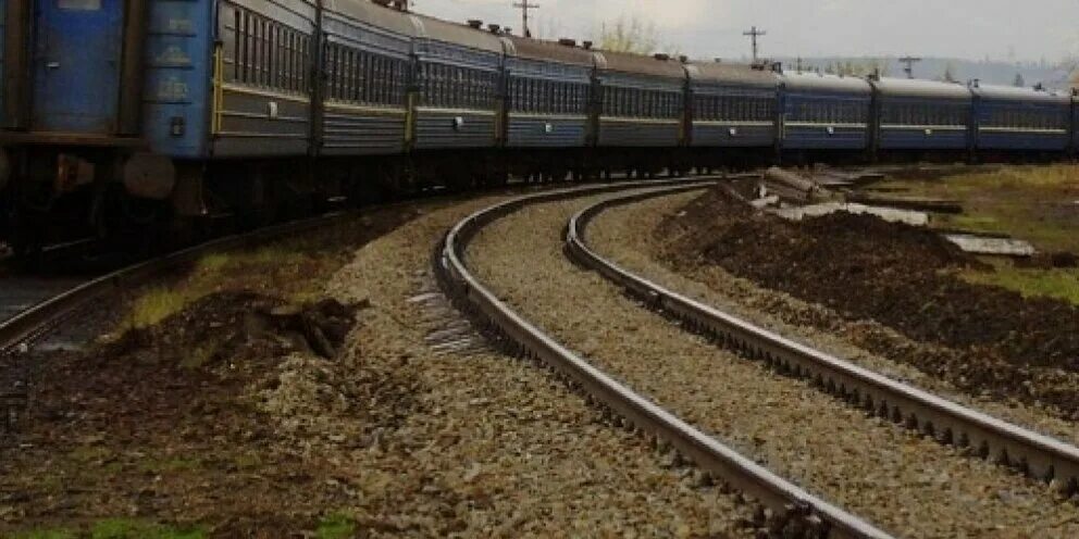 люди вываливаются с поезда. 22 октября 1895 года на парижском вокзале монпарнас. канск-енисейский станция. поезд выпал. крушение поезда на вокзале монпарнас.